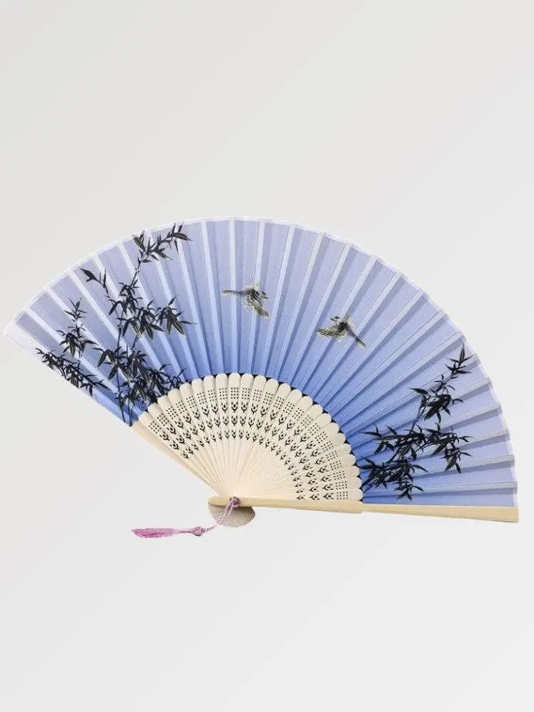 Japanischer Papierfächer Hurihara – japanischer Fächer, hellblauer Sensu mit Bambussen und Vögeln, entfaltete Ansicht