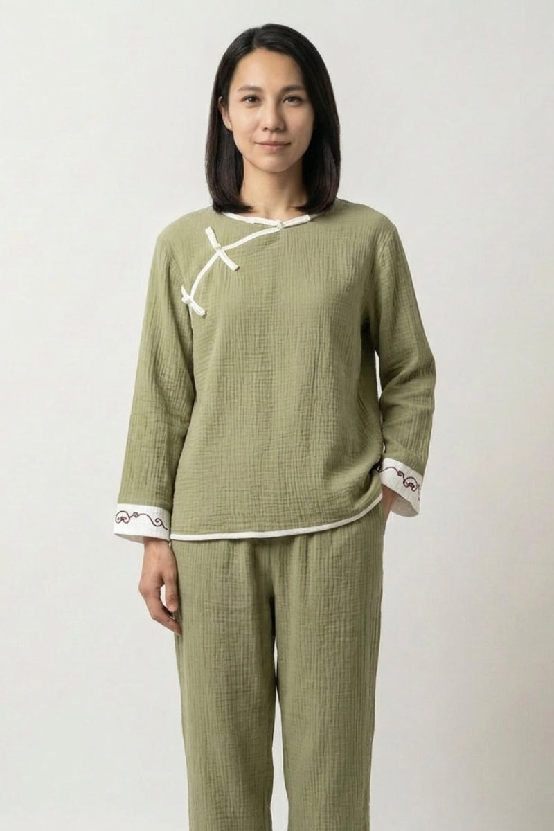 Japanischer Pyjama Salbeigrün 'Wakaba' – japanischer Pyjama, salbeigrünes Set mit gesticktem Seigaiha-Motiv, Vorderansicht