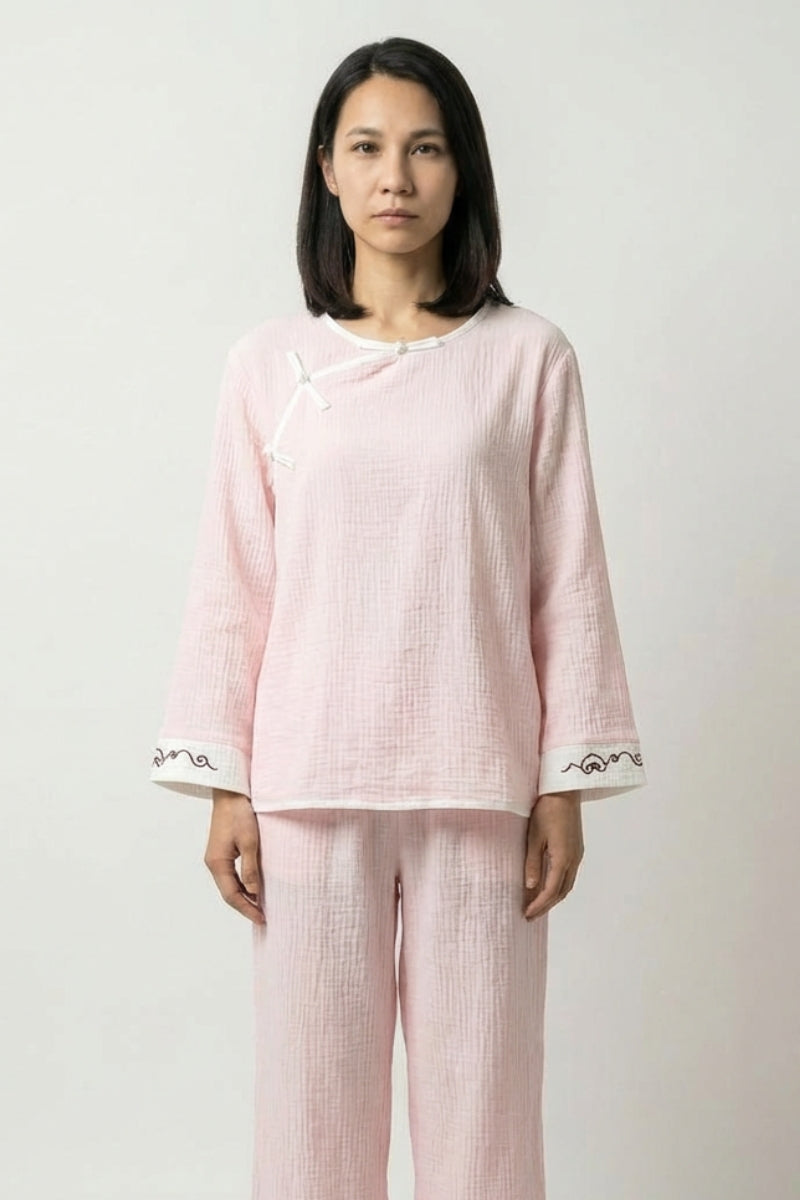 Japanischer Ryokan-Pyjama Rosa 'Onsen' – japanischer Pyjama, rosa Ryokan-Set mit gesticktem Seigaiha-Motiv, Vorderansicht