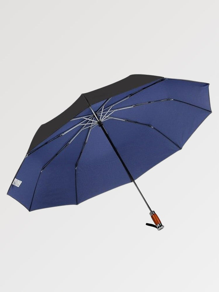 Japanischer Taschenschirm 'Komori' geöffnet und schräg abgestellt — marineblauer Taschenschirm mit schwarzer UV-Innenbeschichtung