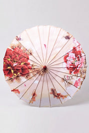 Japanischer Wagasa 'Blossom' von oben, flach geöffnet — weiße Bespannung mit rosa Kirschzweigen, die zur Mitte laufen, Streben strahlen von der Nabe aus