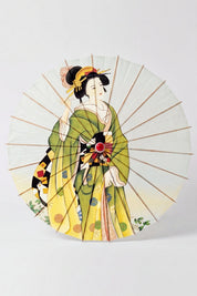 Japanischer Wagasa 'Kimiko' von oben, flach geöffnet — olivgrün-gelbe Bespannung mit Frauenfiguren im Kimono, Streben strahlen von der Nabe aus