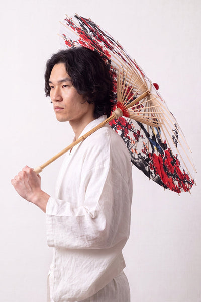 Japanischer Wagasa mit Kanji-Schrift