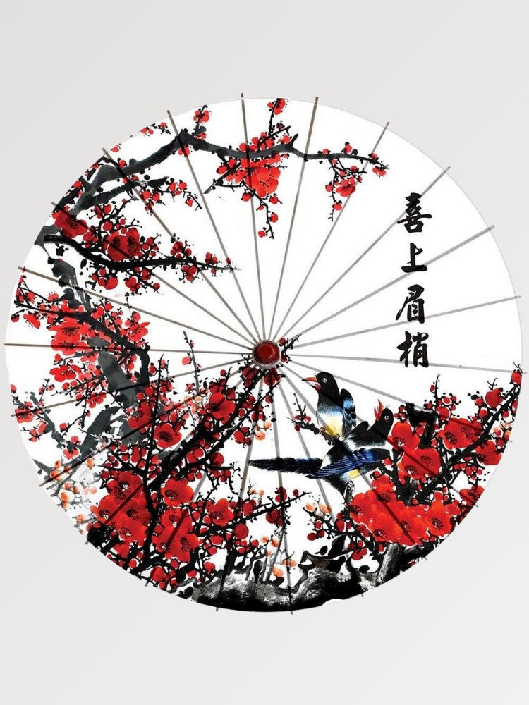 Japanischer Wagasa mit Kanji-Schrift – japanischer Wagasa-Schirm, weißer Wagasa mit rotem Pflaumenbaum und Kalligrafie, entfaltete Ansicht