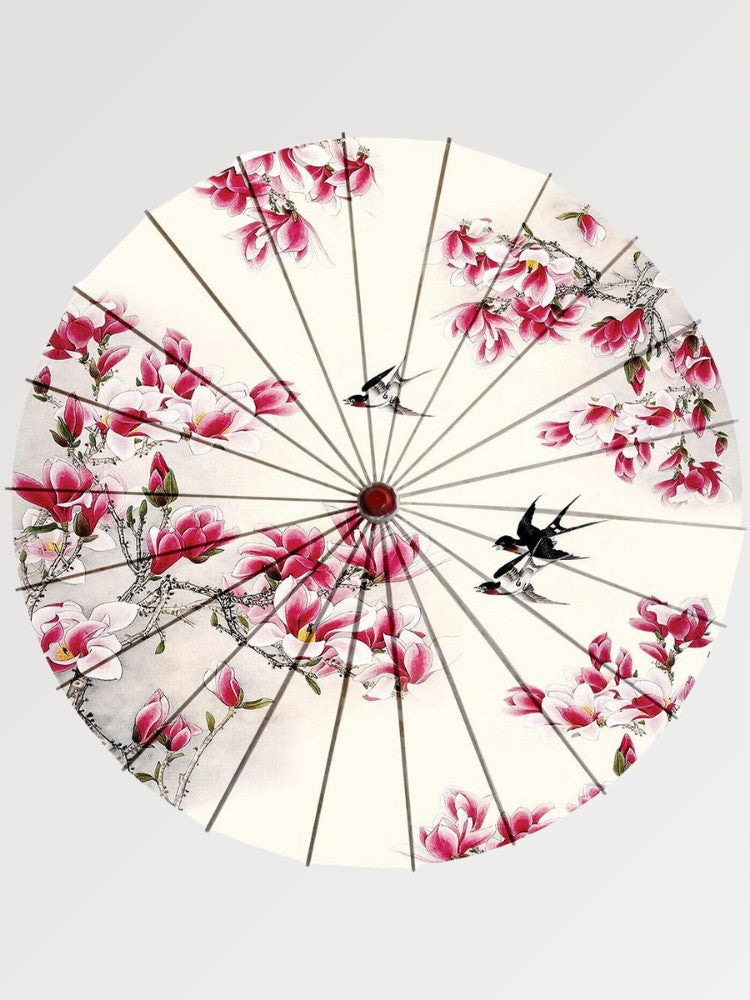 Japanischer Wagasa Nomikomu – japanischer Wagasa-Schirm, Wagasa mit rosa Magnolien und Schwalben, entfaltete Ansicht