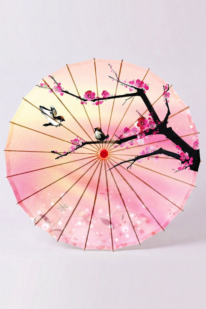 Japanischer Wagasa 'Sakura Fleuri' von unten gesehen — rosa Verlaufsbespannung mit dunklem Zweig und Kirschblüten, sichtbares Gestell