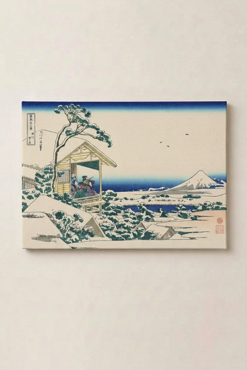Japanischer Holzschnitt 'Ikube' als gerahmtes Wandbild vor beiger Wand — Teehaus im Schnee, Dach und Kiefern weiß beladen, in der Ferne der verschneite Fuji