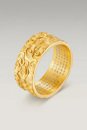 Ring 'Kumo' in Gold — breiter Ring mit rundum plastisch gearbeiteten Wolkenvoluten, Produktfoto vor hellgrauem Hintergrund