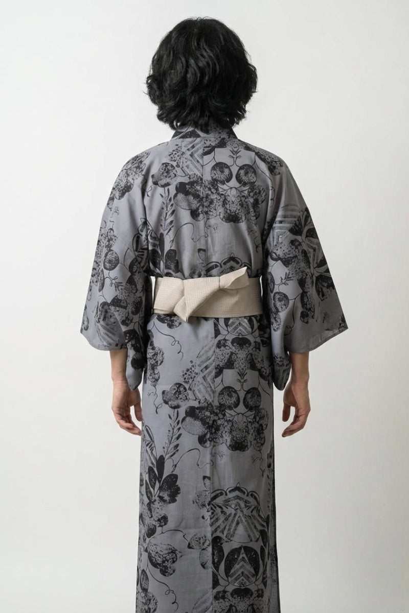 Japanischer Yukata 'Kurohana' mit schwarzem Pflanzenmuster auf Silbergrau, Detailansicht des Stoffs und des Obi