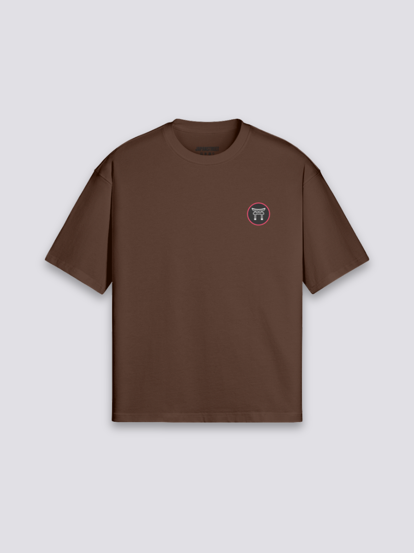 japanisches Anime-T-Shirt mit Psycho-Figur und Yokai-Stimmung, dunkler Manga-Druck, oversize, Gesamtansicht getragen