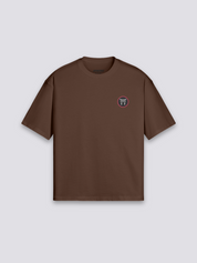 japanisches Anime-T-Shirt mit Psycho-Figur und Yokai-Stimmung, dunkler Manga-Druck, oversize, Gesamtansicht getragen