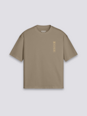 japanisches Blumen-T-Shirt mit ätherischem Blumenstrauß, floraler Holzschnitt-Druck, oversize, Gesamtansicht getragen