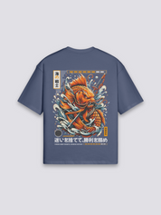 japanisches Grafik-T-Shirt mit kämpfendem Koi in der Welle, dynamischer Druck, oversize Baumwolle, seitliche Ansicht