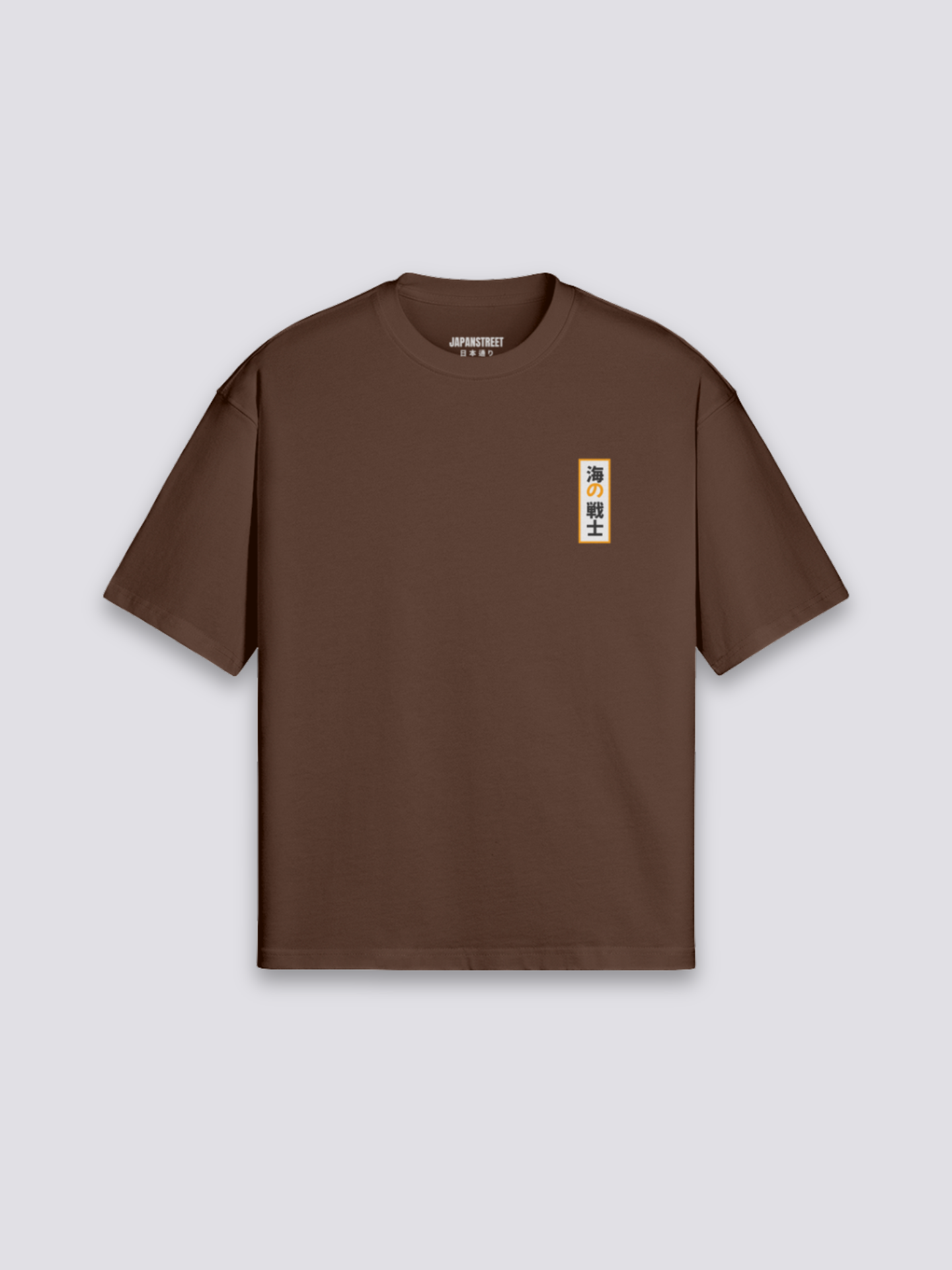 japanisches Grafik-T-Shirt mit kämpfendem Koi in der Welle, dynamischer Druck, oversize Baumwolle, Gesamtansicht getragen