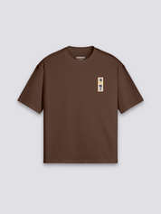 japanisches Grafik-T-Shirt mit kämpfendem Koi in der Welle, dynamischer Druck, oversize Baumwolle, Gesamtansicht getragen