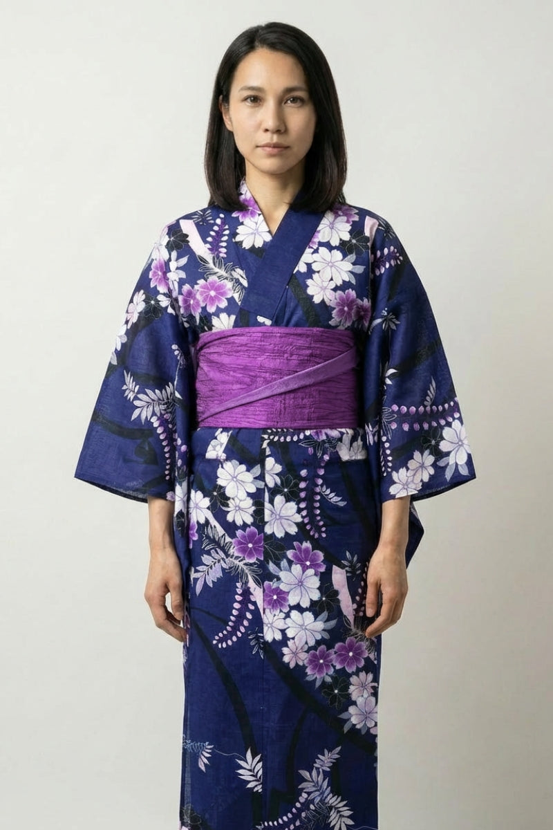 Japanisches Kimono-Kleid 'Fujika' – japanischer Damen-Kimono mit Obi, Glyzinienmotiv, violetter Obi, Vorderansicht