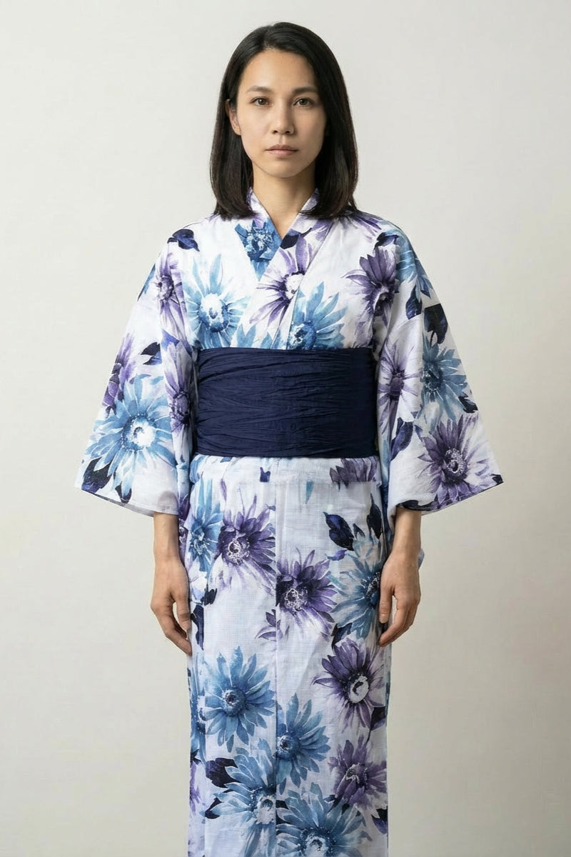 Japanisches Kimono-Kleid 'Sumire' – japanischer Damen-Kimono mit Obi, Veilchen-Aquarell, marineblauer Obi, Vorderansicht