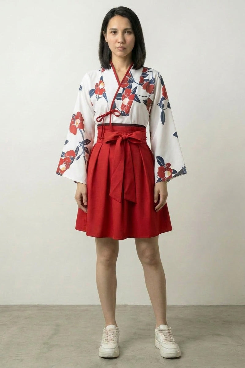 Japanisches Kleid 'Amaya' – japanisches Damenkleid, Hanfu-Set, weißes Oberteil mit roten Kamelien, Rückansicht