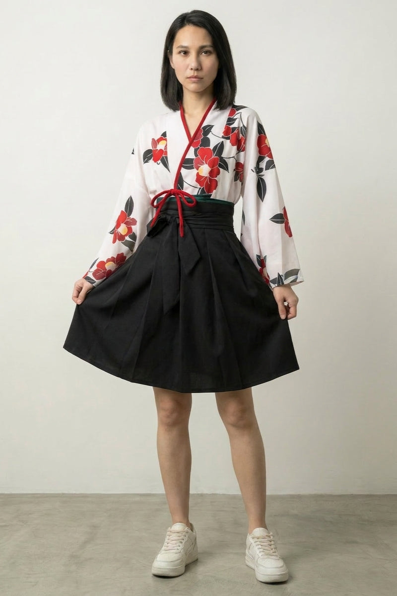 Japanisches Kleid 'Amaya' – japanisches Damenkleid, Hanfu-Set, weißes Oberteil mit roten Kamelien, Vorderansicht