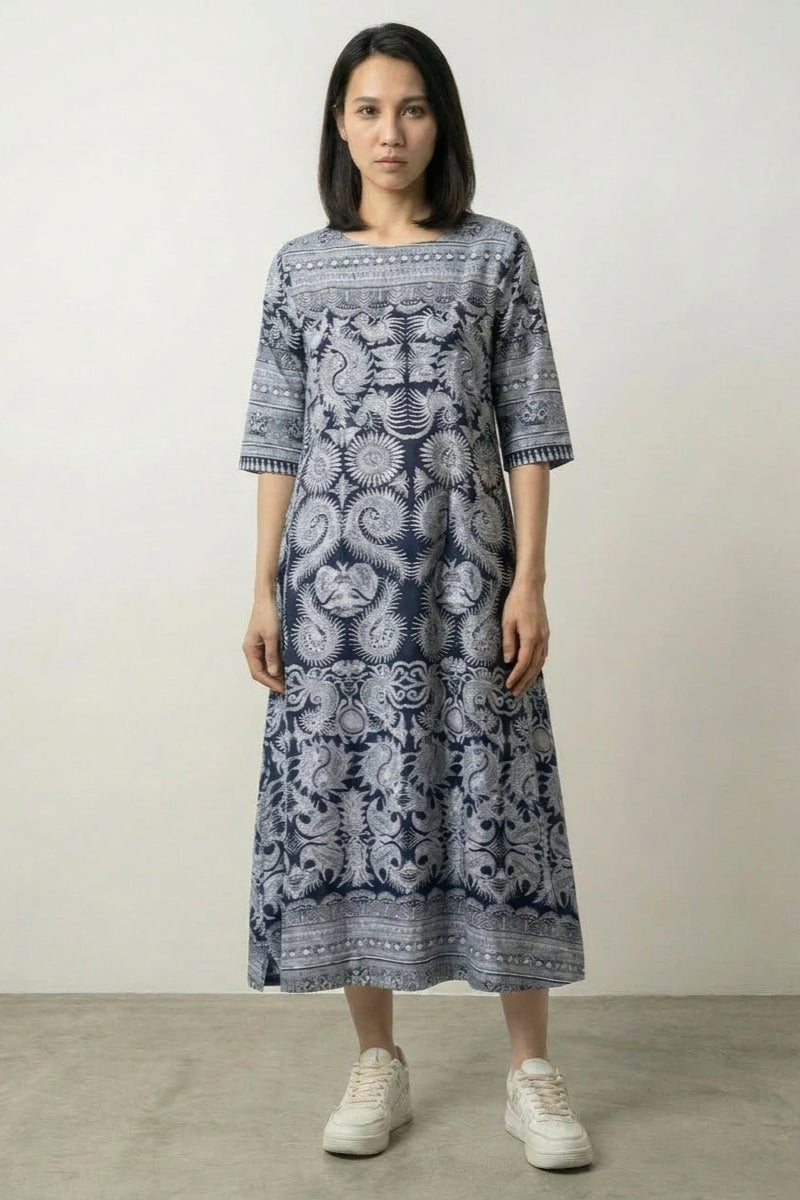 Japanisches Musterkleid 'Agomori' – japanisches Damenkleid, blau-weißer Indigo-Allover-Druck, Vorderansicht