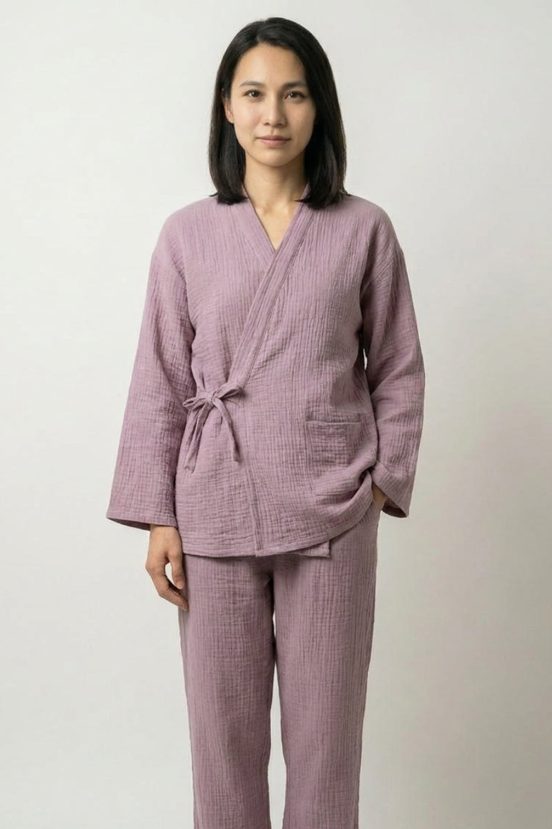 Japanisches Pyjama-Set Gaze Lavendel 'Kasumi' – japanischer Pyjama, Set aus doppelter Gaze in Lavendel, Vorderansicht
