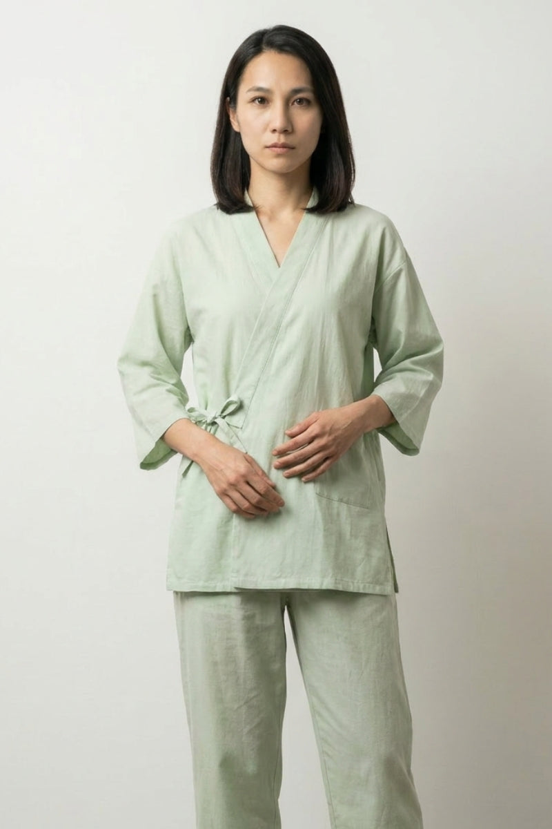 Japanisches Pyjama-Set Grün 'Matcha' – japanischer Pyjama, Samue-Set in Salbeigrün, Matcha-Ton, Vorderansicht