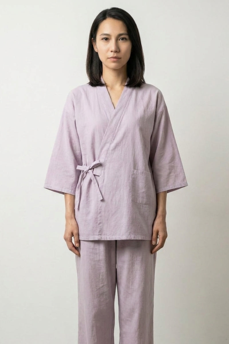 Japanisches Pyjama-Set Lavendel 'Fujikiri' – japanischer Pyjama, Samue-Set in Lavendel, Wickeloberteil und Hose, Vorderansicht