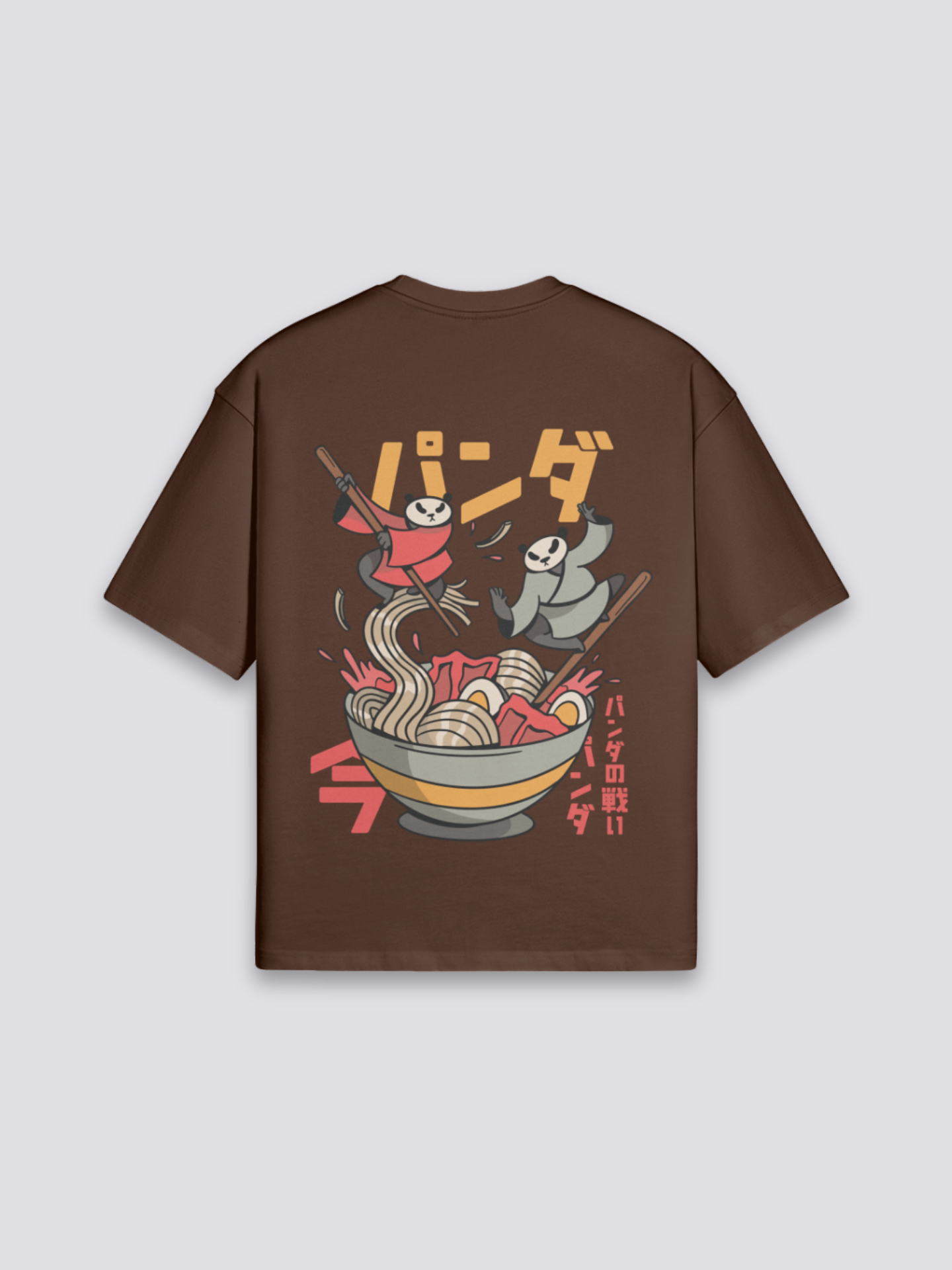 japanisches Ramen T-Shirt mit Ninja-Panda vor dampfender Schale, Street-Food-Druck, oversize, seitliche Ansicht