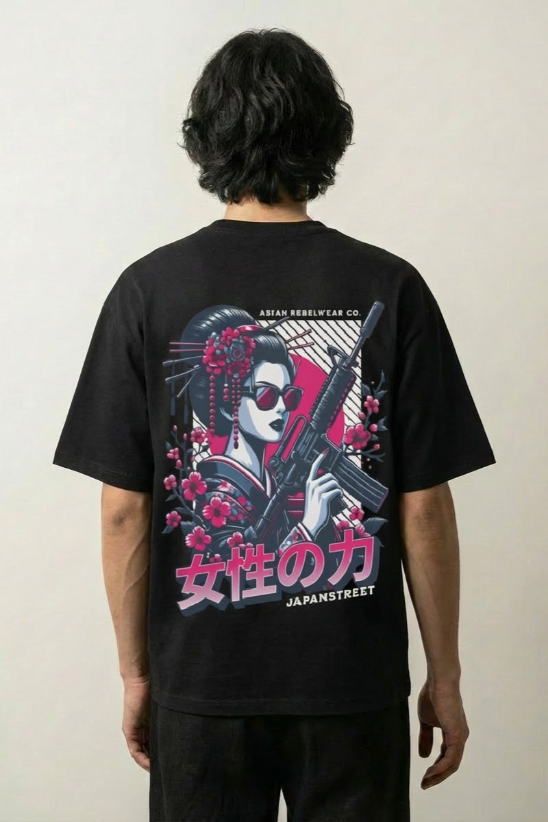 japanisches Streetwear-T-Shirt mit rebellischer Figur, urbaner Tokyo-Druck, oversize Baumwolle, Vorderansicht