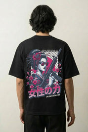 japanisches Streetwear-T-Shirt mit rebellischer Figur, urbaner Tokyo-Druck, oversize Baumwolle, Vorderansicht