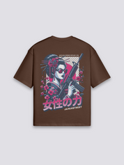 japanisches Streetwear-T-Shirt mit rebellischer Figur, urbaner Tokyo-Druck, oversize Baumwolle, Nahaufnahme des Drucks