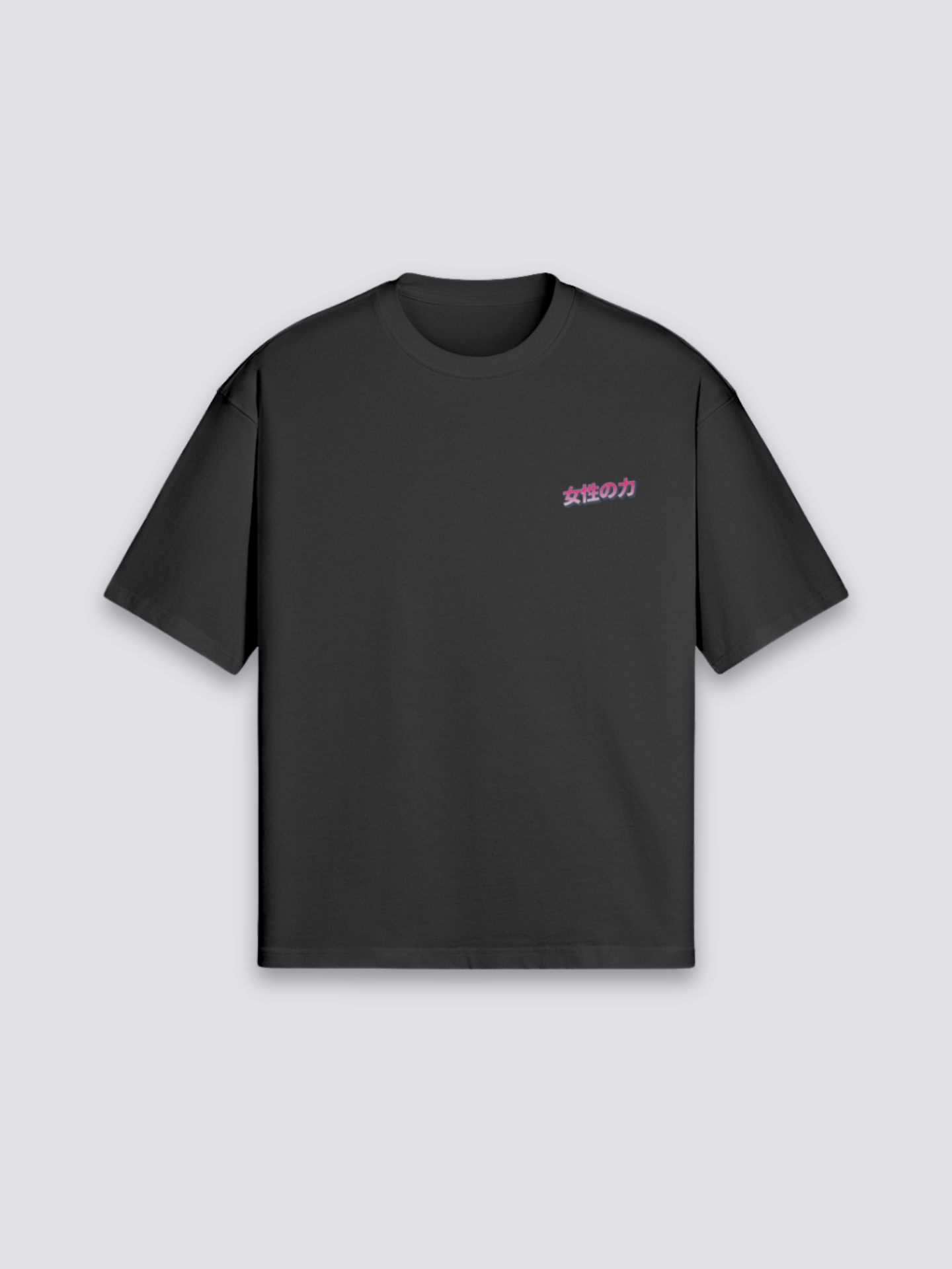 japanisches Streetwear-T-Shirt mit rebellischer Figur, urbaner Tokyo-Druck, oversize Baumwolle, Gesamtansicht getragen