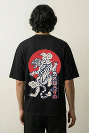 japanisches Tiger-T-Shirt mit weißem Tiger vor roter Sonne, traditioneller Tora-Druck, oversize, Vorderansicht