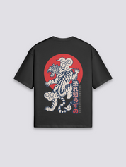 japanisches Tiger-T-Shirt mit weißem Tiger vor roter Sonne, traditioneller Tora-Druck, oversize, Detailansicht des Motivs