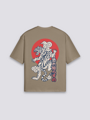 japanisches Tiger-T-Shirt mit weißem Tiger vor roter Sonne, traditioneller Tora-Druck, oversize, seitliche Ansicht
