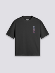 japanisches Tiger-T-Shirt mit weißem Tiger vor roter Sonne, traditioneller Tora-Druck, oversize, Gesamtansicht getragen