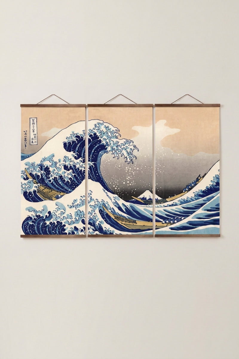 Japanisches Triptychon 'Kanagawa' an einer beigen Wand — Hokusais Große Welle über drei Bahnen mit hellen Holzleisten verteilt