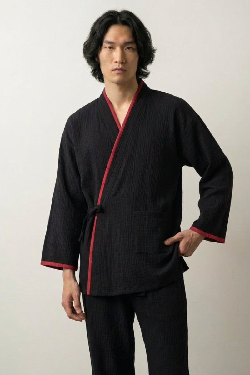 Jinbei-Pyjama für Herren 'Kurenai', schwarze Baumwollgaze mit zinnoberroter Paspel, japanisches Hausset