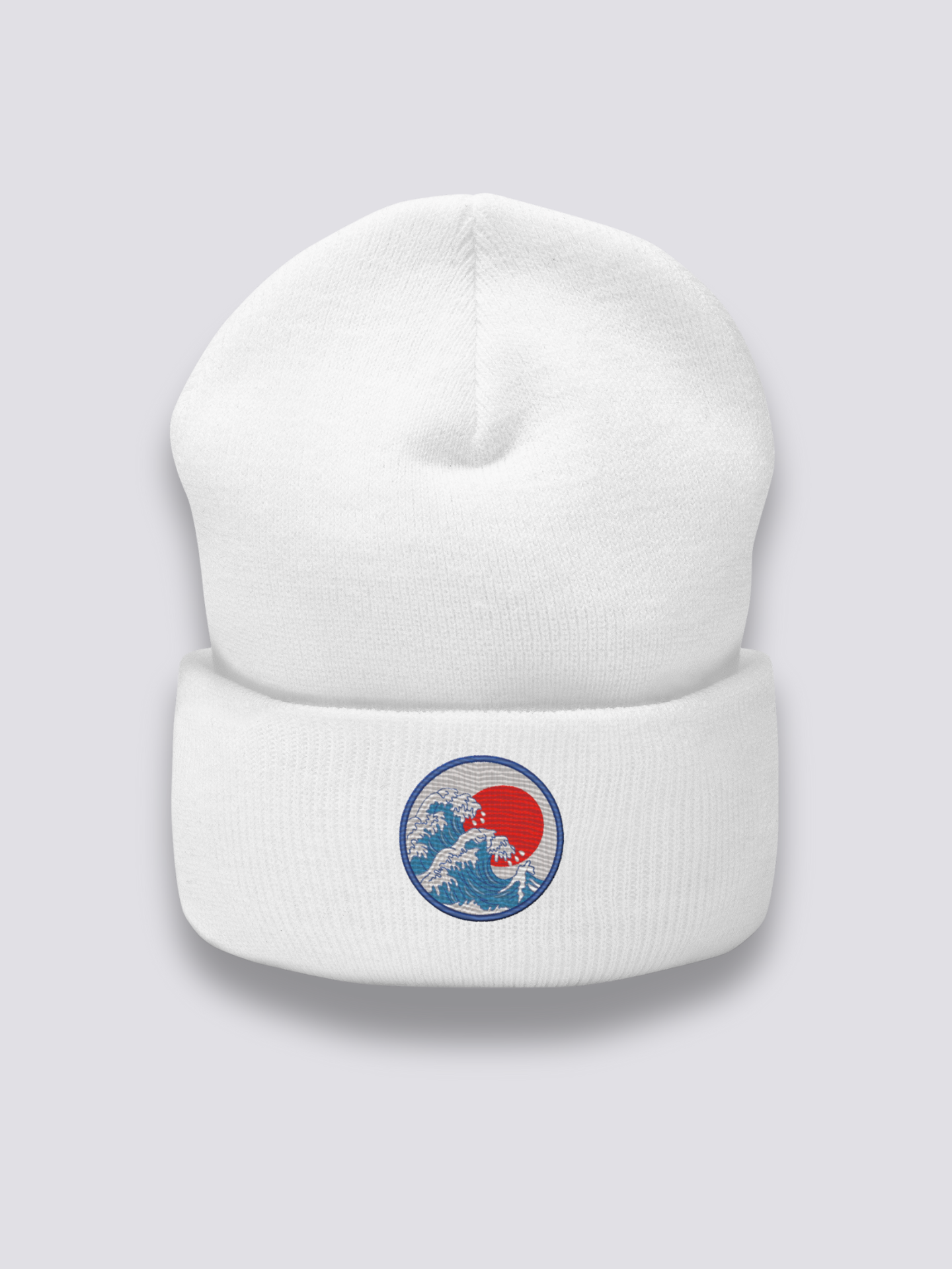 Kanagawa Wave Beanie – Beanie, gestickte Hokusai-Welle mit roter Sonne, Detailaufnahme der Stickerei
