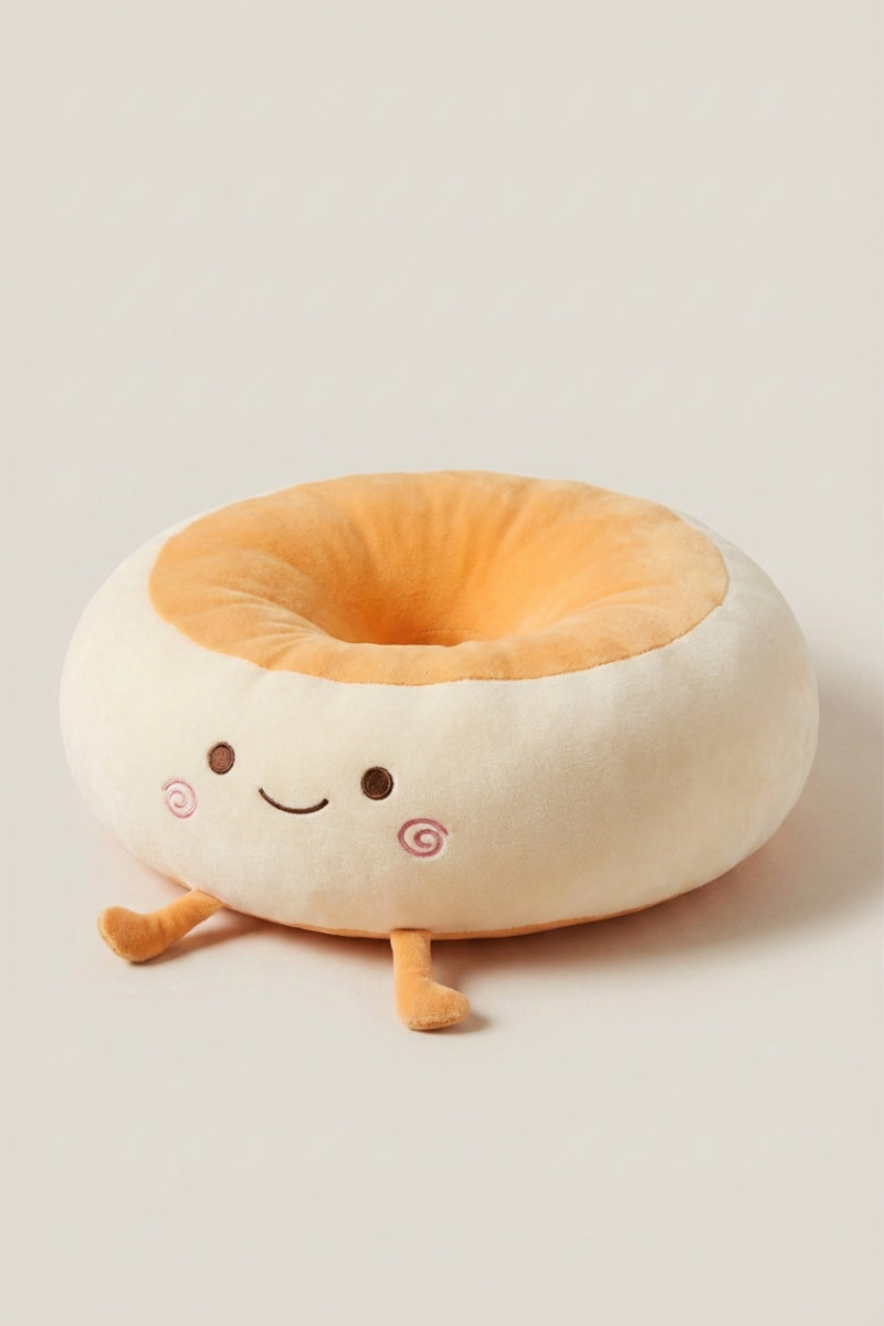 Japanisches Kissen 'Itami' lächelnd in Dreiviertelansicht — Plüsch-Bodenkissen in Cremeweiß als Figur mit rosa Wangen, orange vertiefter Mitte und kleinen Füßen