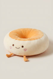 Japanisches Kissen 'Itami' lächelnd in Dreiviertelansicht — Plüsch-Bodenkissen in Cremeweiß als Figur mit rosa Wangen, orange vertiefter Mitte und kleinen Füßen