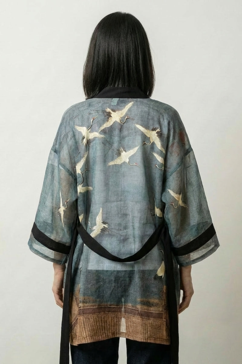 Kimono-Bademantel für Damen 'Amaya', Rückansicht offen getragen – Damen Kimono-Jacke japanischer Haori mit fliegende Kraniche Tsuru