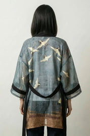 Kimono-Bademantel für Damen 'Amaya', Rückansicht offen getragen – Damen Kimono-Jacke japanischer Haori mit fliegende Kraniche Tsuru