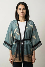 Kimono-Bademantel für Damen 'Amaya' – Damen Kimono-Jacke japanischer Haori mit fliegende Kraniche Tsuru, Vorderansicht