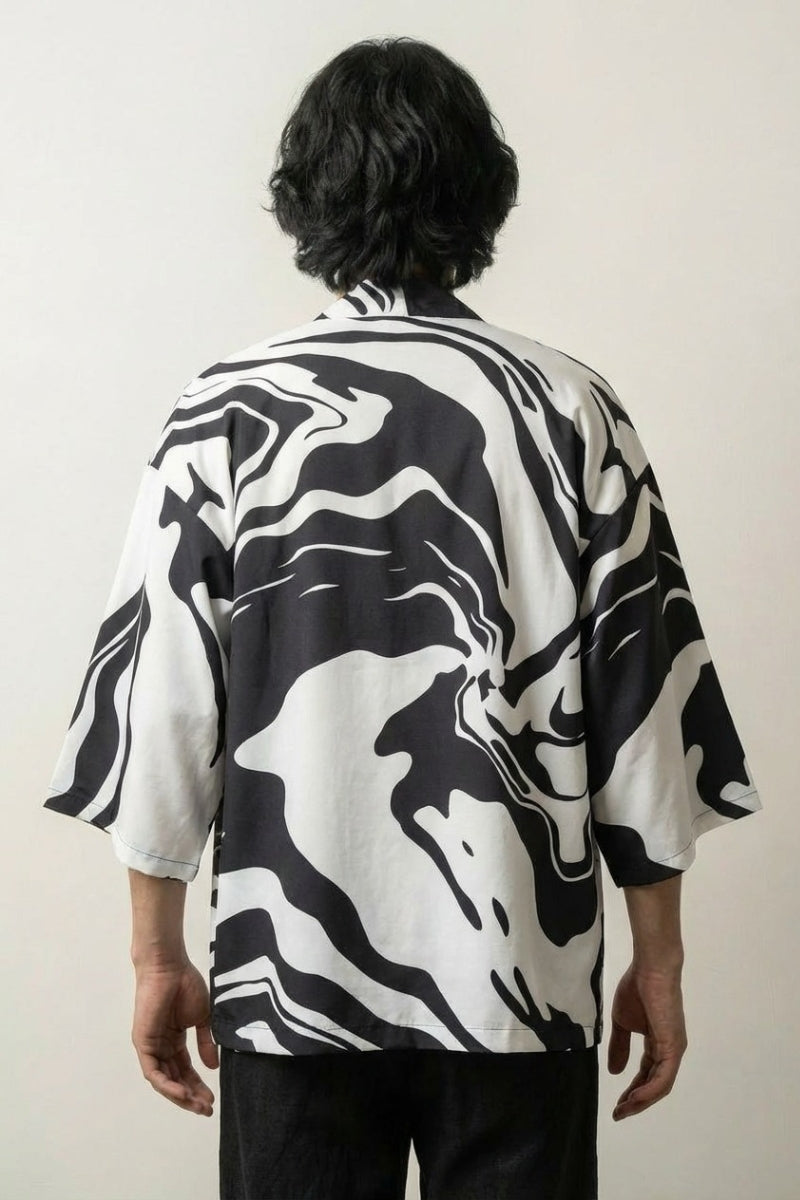 Schwarz-weißer Kimono 'Kaito Edition' – Studioaufnahme Rückseite