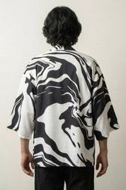 Schwarz-weißer Kimono 'Kaito Edition' – Studioaufnahme Rückseite