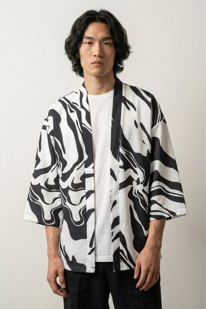 Schwarz-weißer Kimono 'Kaito Edition' – Studioaufnahme
