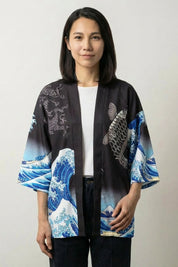 Kimono-Bluse für Damen 'Kanagawa', Rückansicht offen getragen – Damen Kimono-Jacke japanischer Haori mit Welle-und-Karpfen