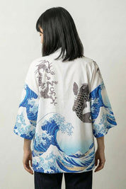 Kimono-Bluse für Damen 'Kanagawa', Detailaufnahme Druckmotiv – Damen Kimono-Jacke japanischer Haori mit Welle-und-Karpfen