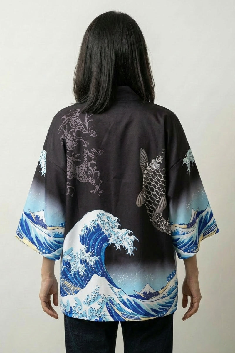 Kimono-Bluse für Damen 'Kanagawa', getragene Ansicht Komplettoutfit – Damen Kimono-Jacke japanischer Haori mit Welle-und-Karpfen